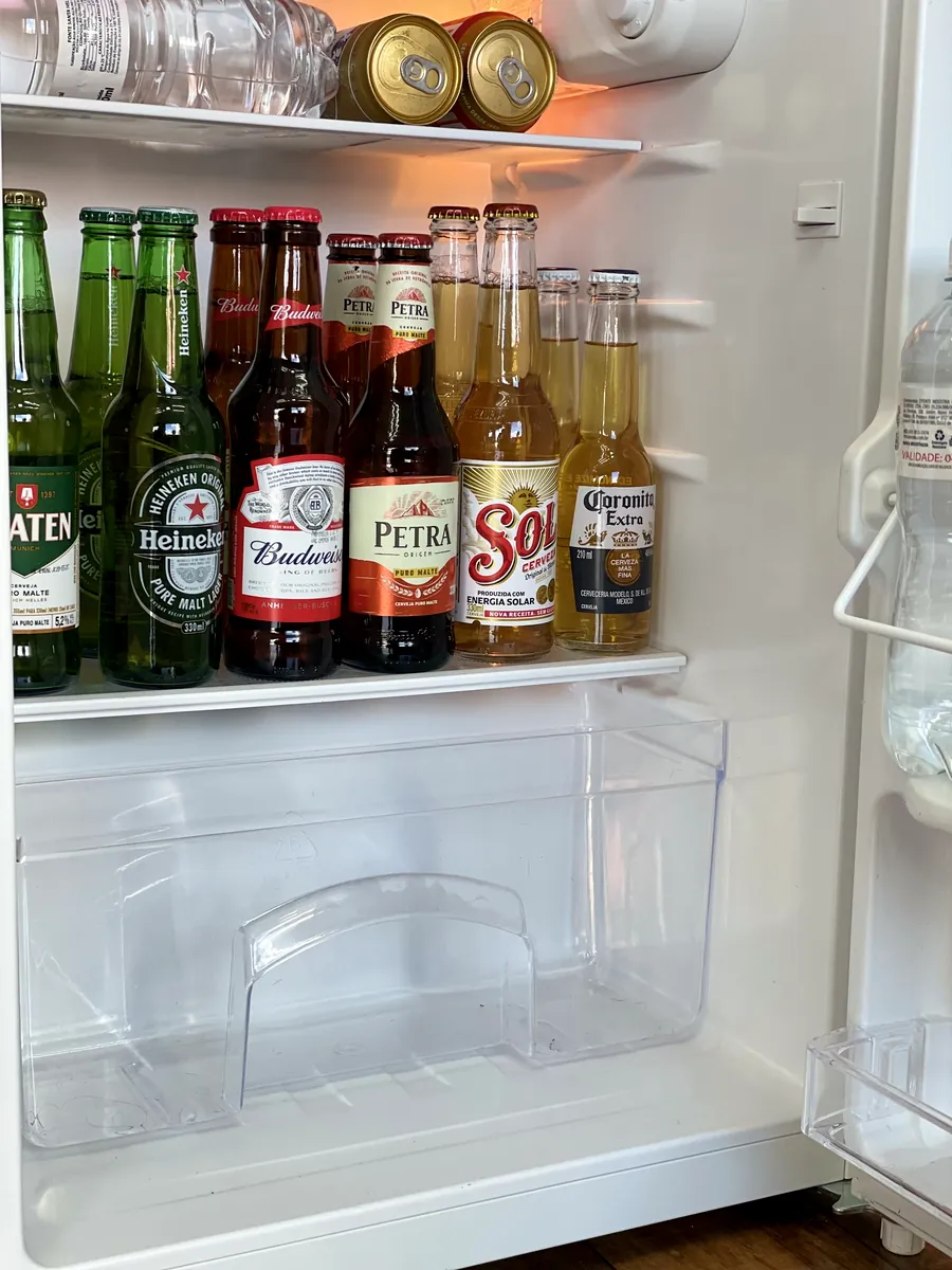 Geladeira com cervejas geladas na Navalha Barbearia