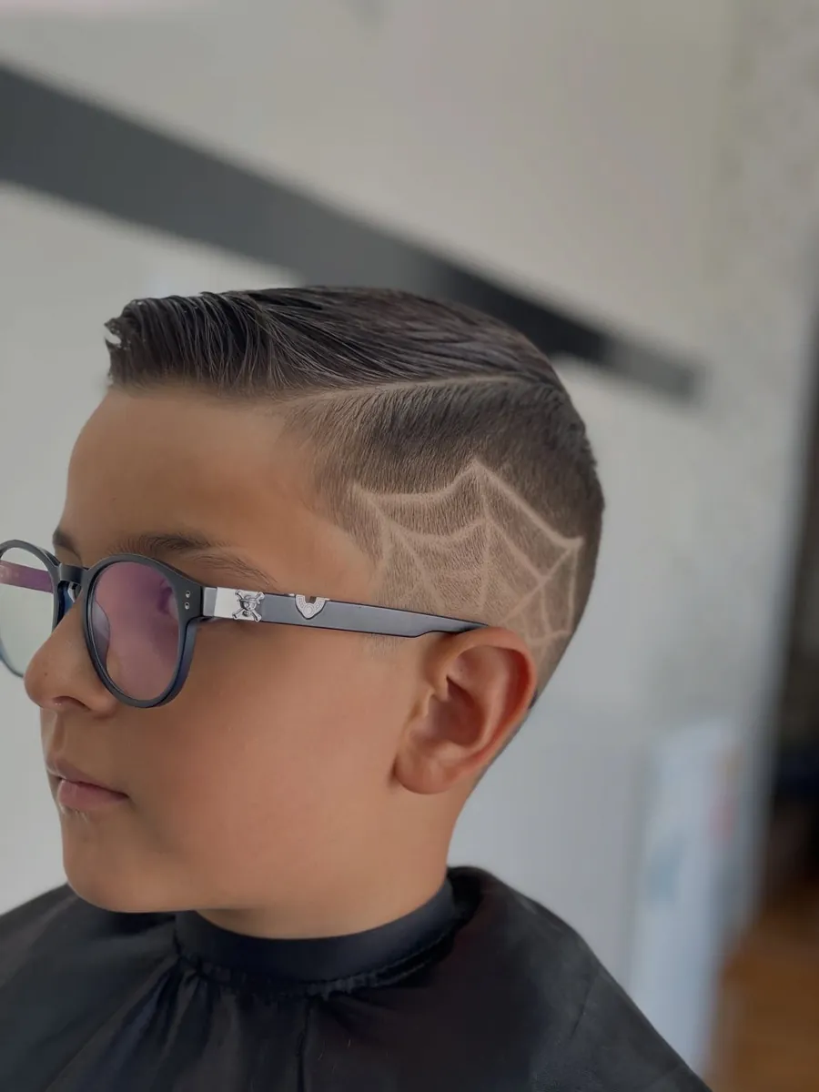 Corte infantil com desenho lateral