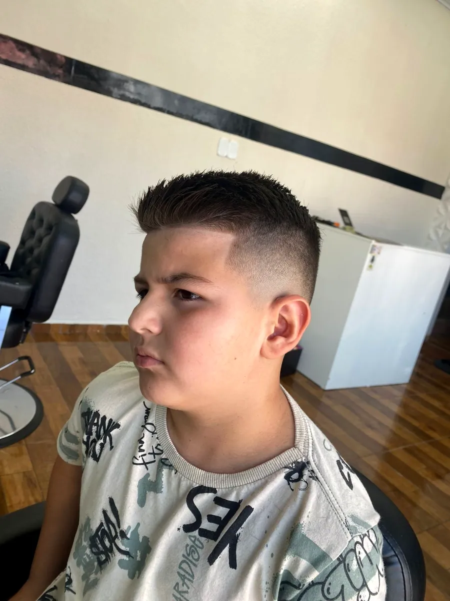 Corte infantil com degradê e topete