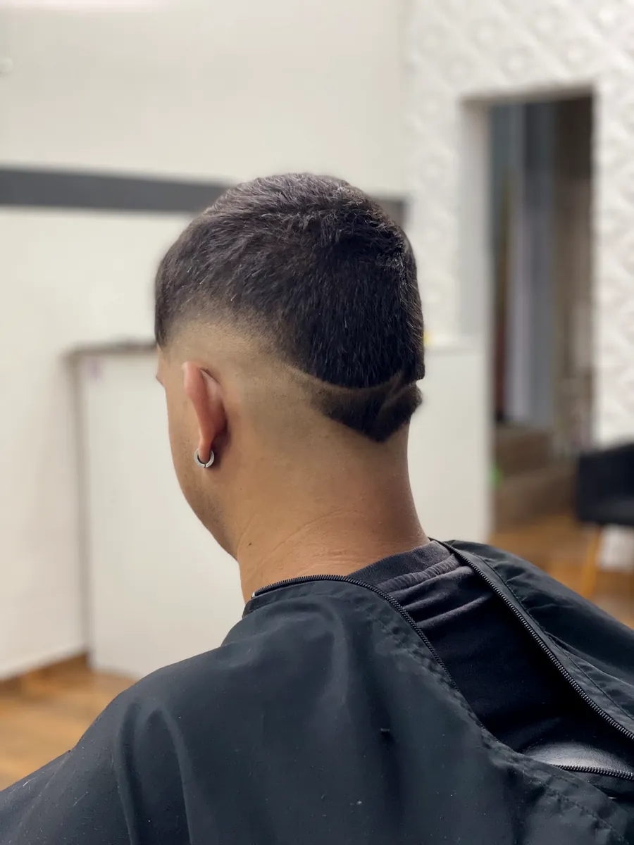 Mullet com degradê e risco