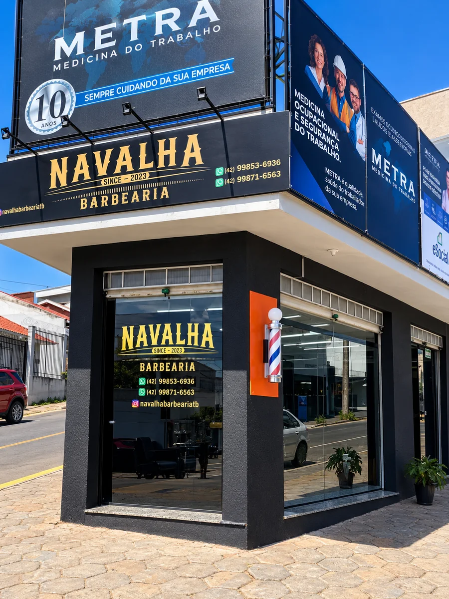 Fachada da Navalha Barbearia na Rua Afonso Pena, parede preta com vitrine de vidro e poste de barbeiro