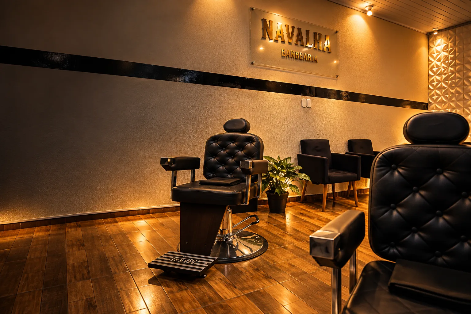 Interior da Navalha Barbearia com cadeiras de couro preto, piso de madeira e o letreiro dourado iluminado