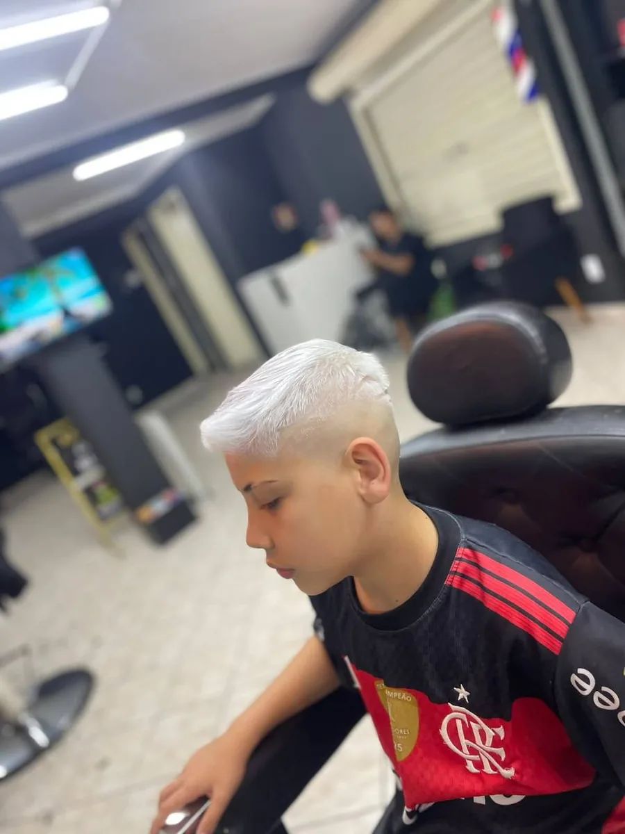 Platinado com degradê feito na Navalha